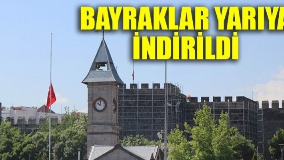 BAYRAKLAR YARIYA İNDİRİLDİ