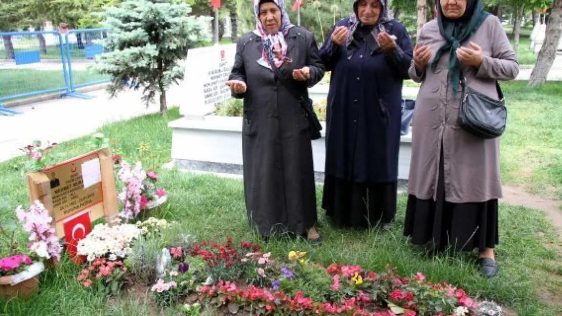 Şehitlikte duygusal Anneler Günü