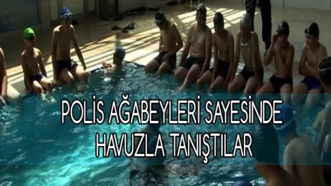 Polis ağabeyleri sayesinde havuzla tanıştılar