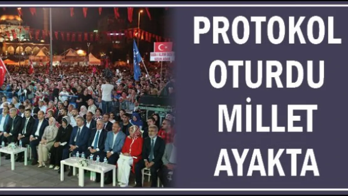 Protokol oturdu millet ayakta