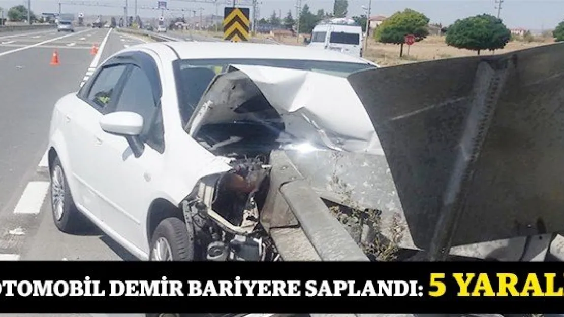 Otomobil demir bariyere saplandı: 5 yaralı