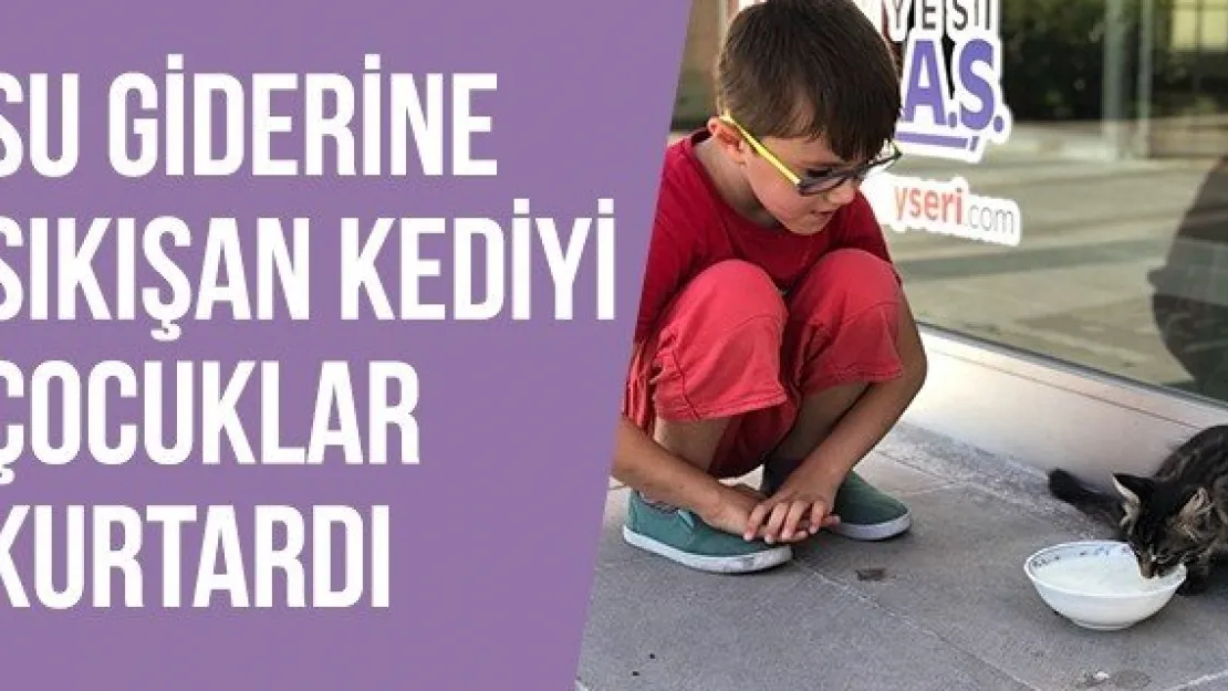 Su giderine sıkışan kediyi çocuklar kurtardı