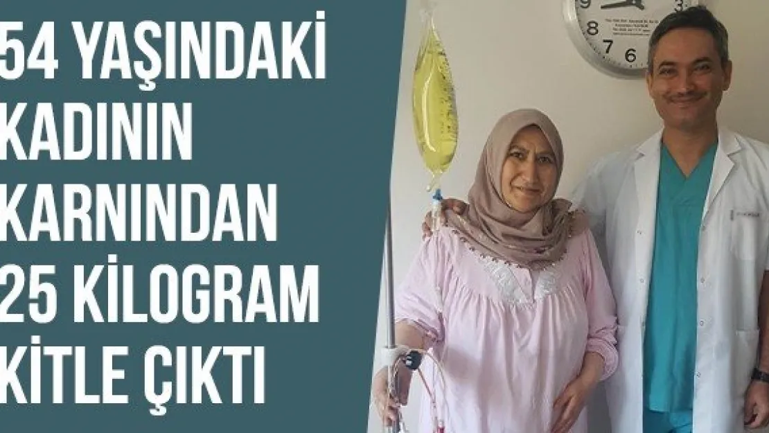 54 yaşındaki kadının karnından 25 kilogram kitle çıktı