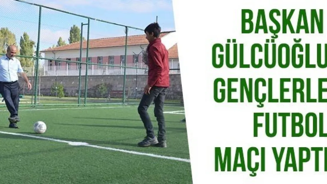 BAŞKAN GÜLCÜOĞLU GENÇLERLE FUTBOL MAÇI YAPTI