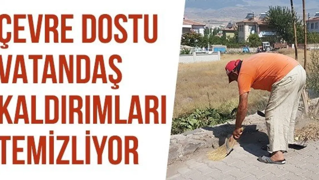 Çevre dostu vatandaş kaldırımları temizliyor