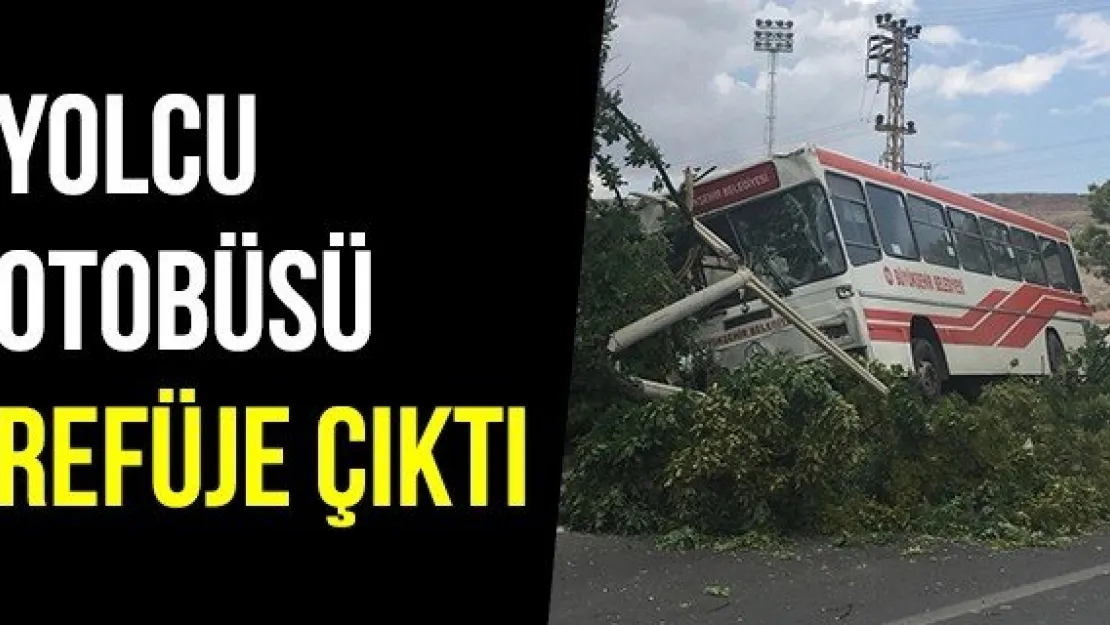 Yolcu Otobüsü Refüje Çıktı