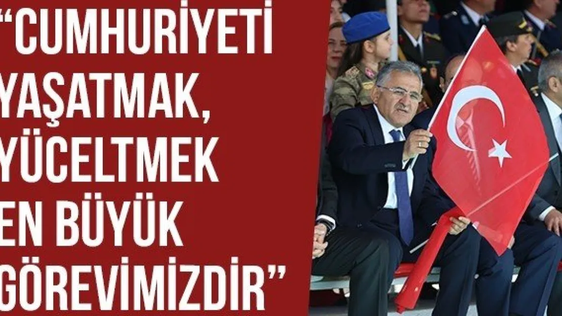'Cumhuriyeti yaşatmak, yüceltmek en büyük görevimizdir'