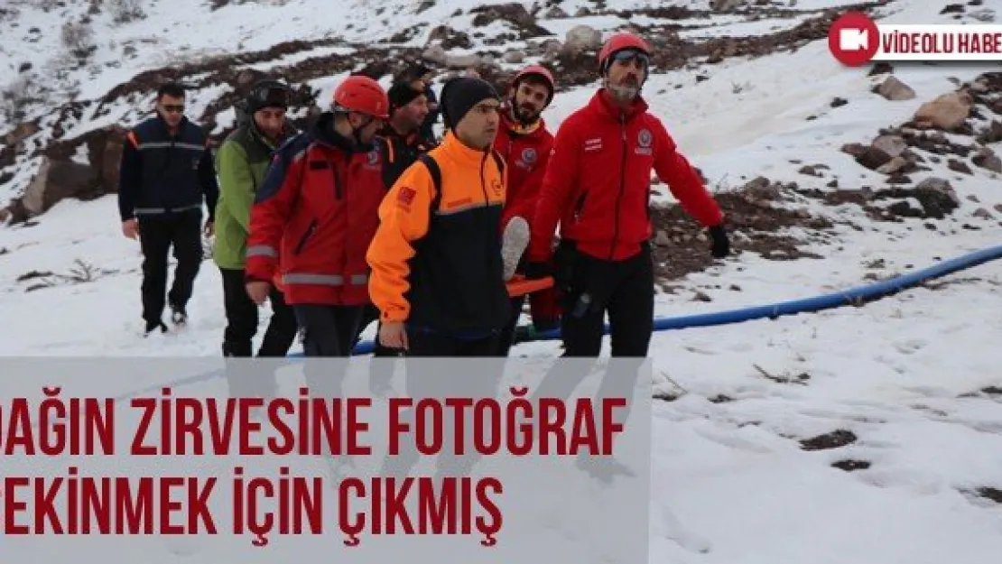 Dağın zirvesine fotoğraf çekinmek için çıkmış