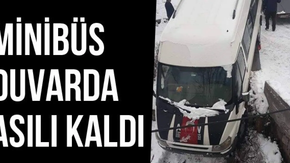 Minibüs Duvarda Asılı Kaldı