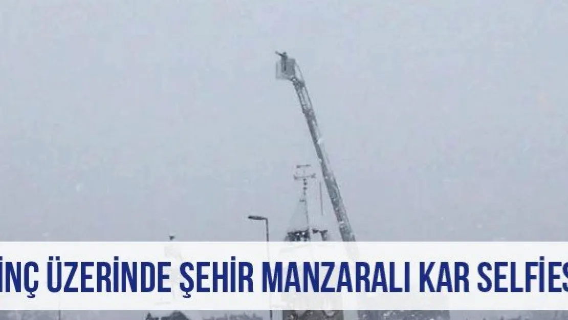 Vinç Üzerinde Şehir Manzaralı Kar Selfiesi