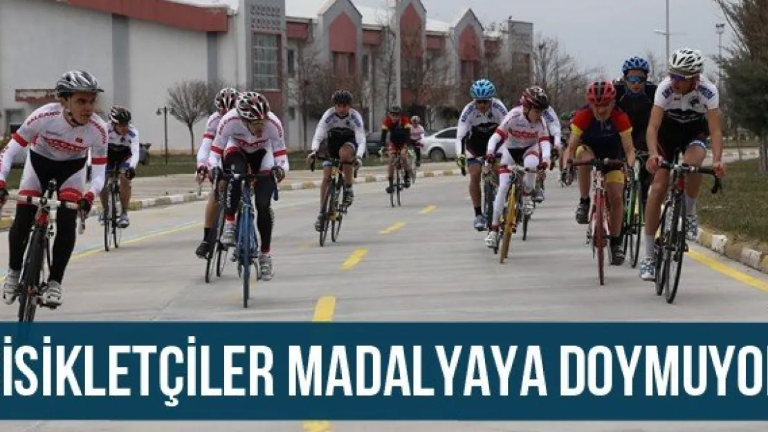 Bisikletçiler Madalyaya Doymuyor