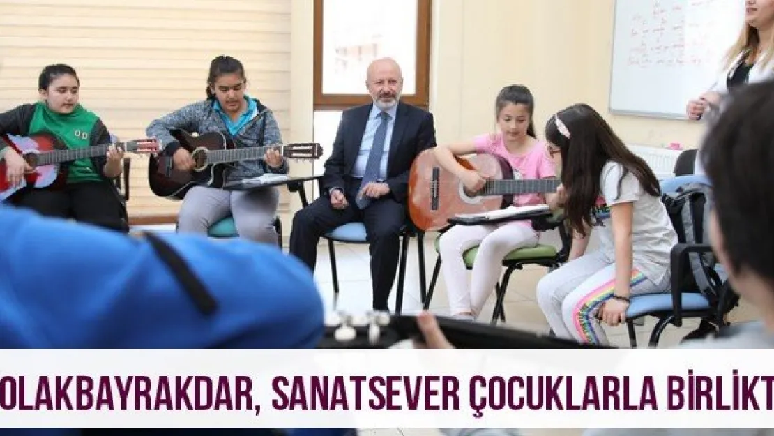 Çolakbayrakdar, sanatsever çocuklarla birlikte