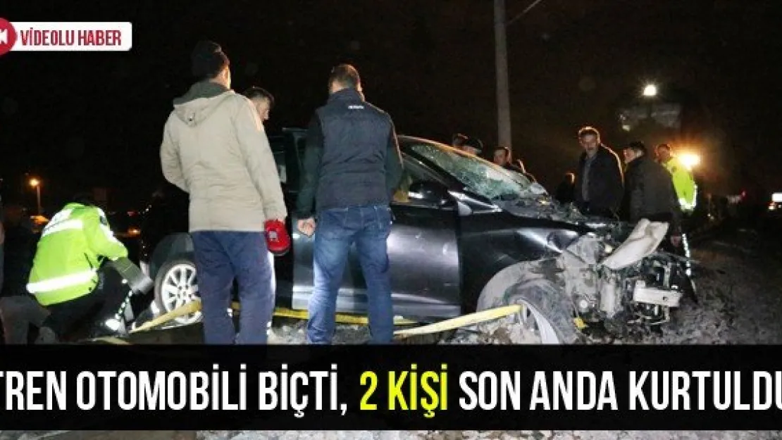 Tren Otomobili Biçti, 2 Kişi Son Anda Kurtuldu