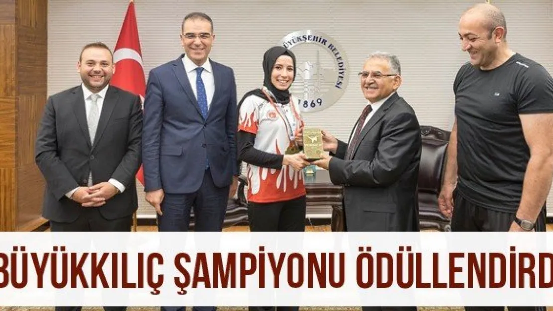 Büyükkılıç şampiyonu ödüllendirdi