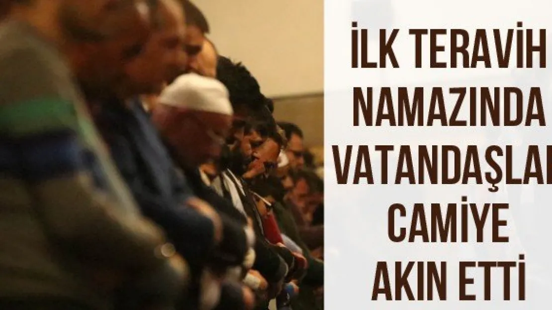 İlk teravih namazında vatandaşlar camiye akın etti