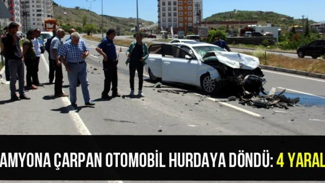 Kamyona çarpan otomobil hurdaya döndü: 4 Yaralı