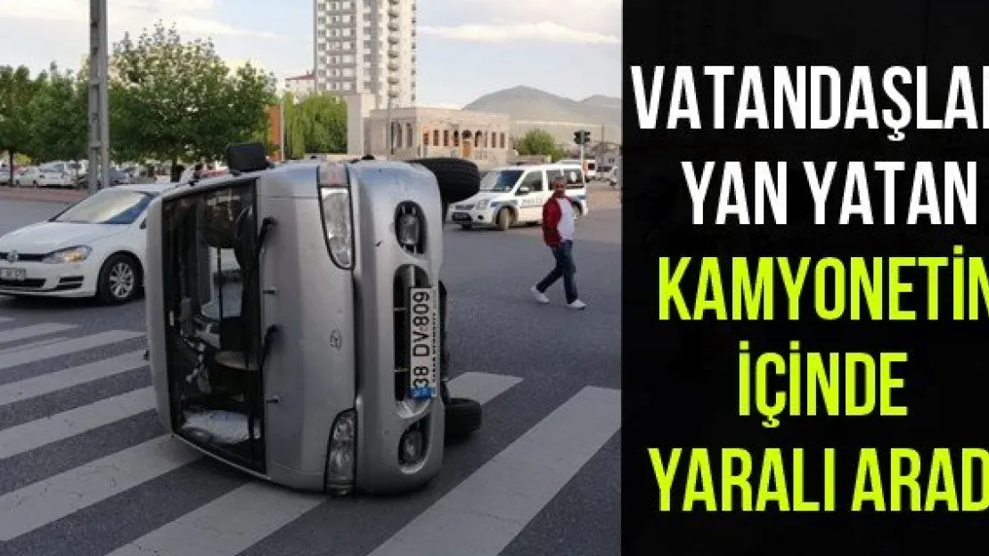 Vatandaşlar yan yatan kamyonetin içinde yaralı aradı