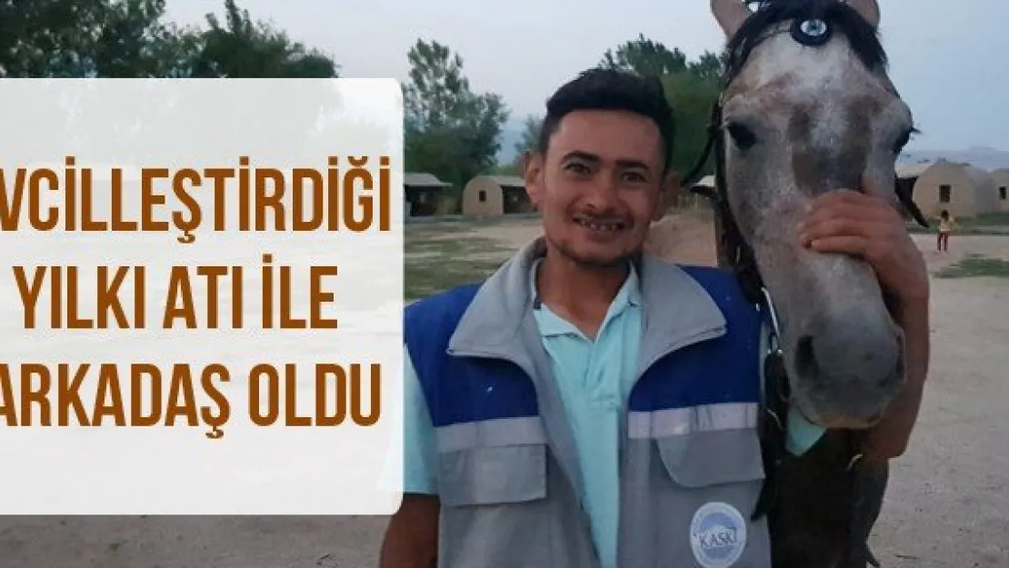 Evcilleştirdiği Yılkı Atı İle Arkadaş Oldu
