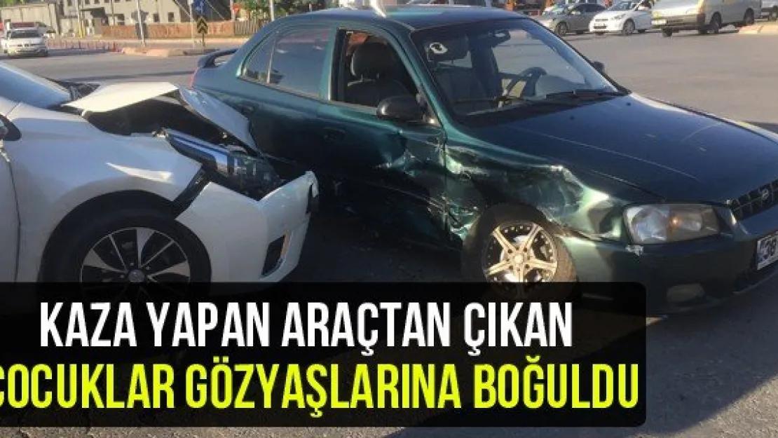 Kaza yapan araçtan çıkan çocuklar gözyaşlarına boğuldu