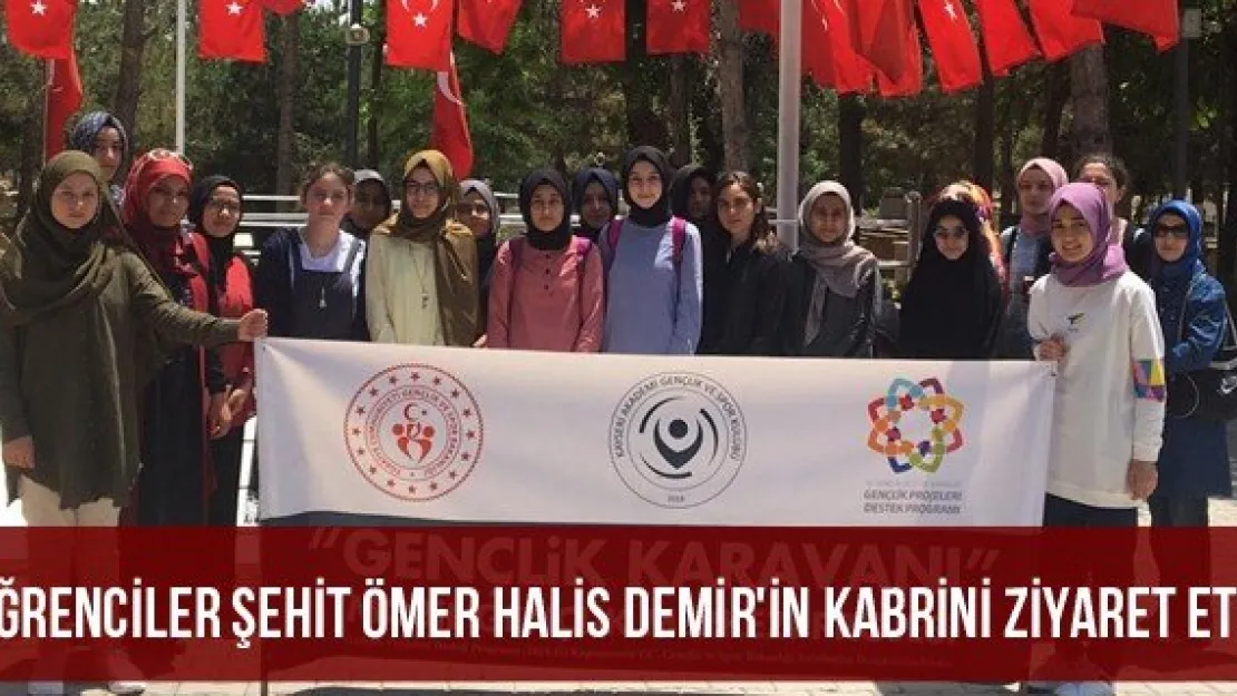 Öğrenciler Şehit Ömer Halis Demir'in Kabrini Ziyaret Etti