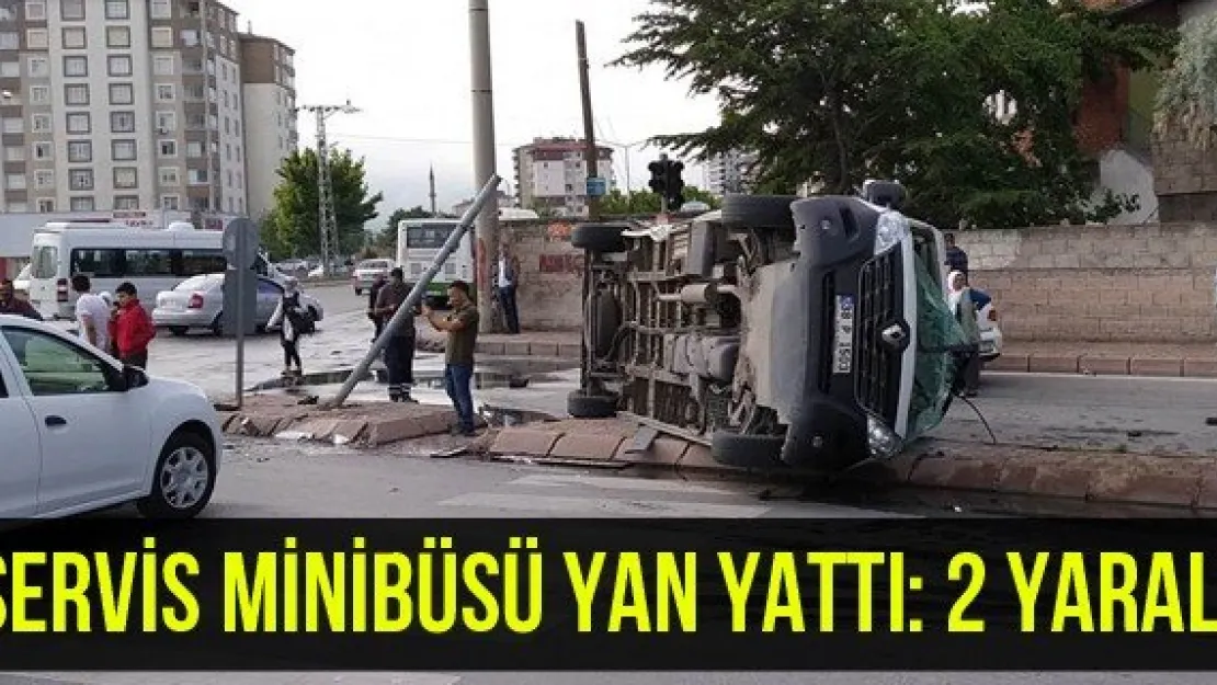 Servis minibüsü yan yattı: 2 yaralı