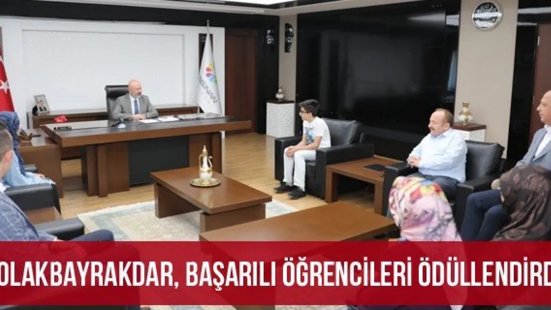 Çolakbayrakdar, başarılı öğrencileri ödüllendirdi