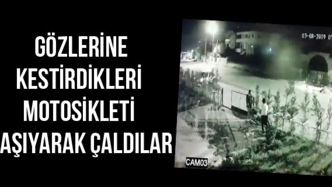 Gözlerine kestirdikleri motosikleti taşıyarak çaldılar