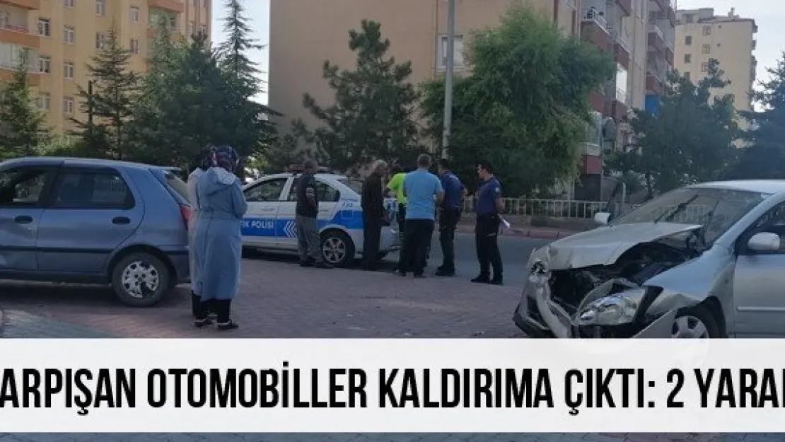 Çarpışan otomobiller kaldırıma çıktı: 2 yaralı