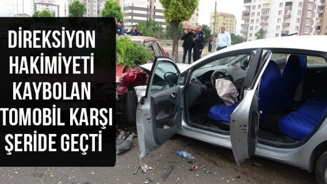 Direksiyon hakimiyeti kaybolan otomobil karşı şeride geçti