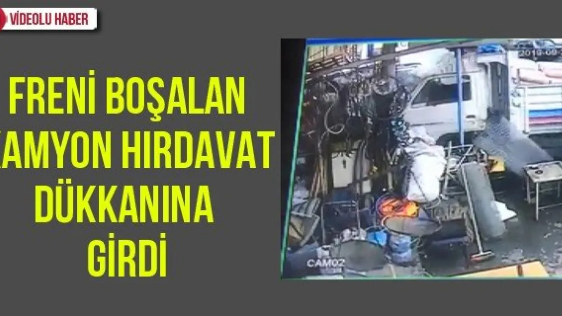 Freni boşalan kamyon hırdavat dükkanına girdi