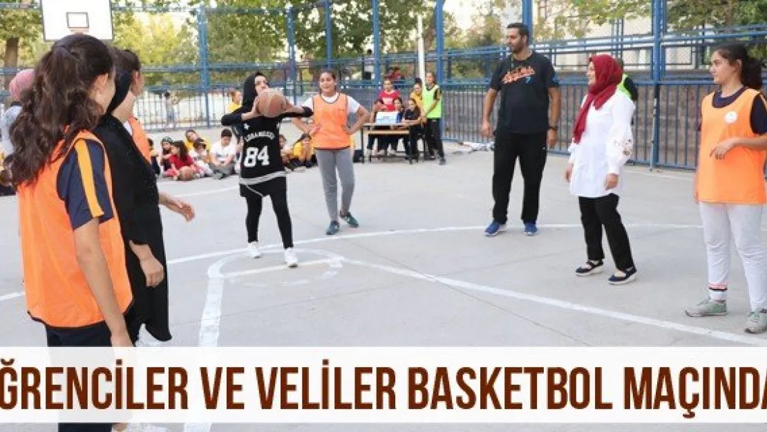 Öğrenciler ve veliler basketbol maçında