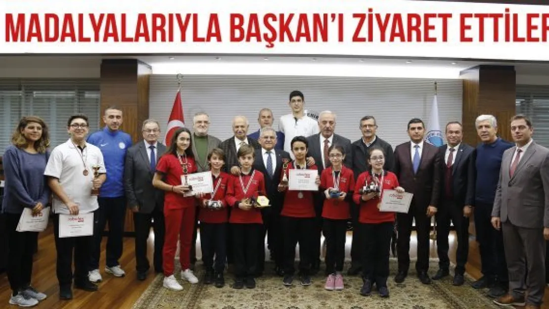 Madalyalarıyla Başkan'ı ziyaret ettiler