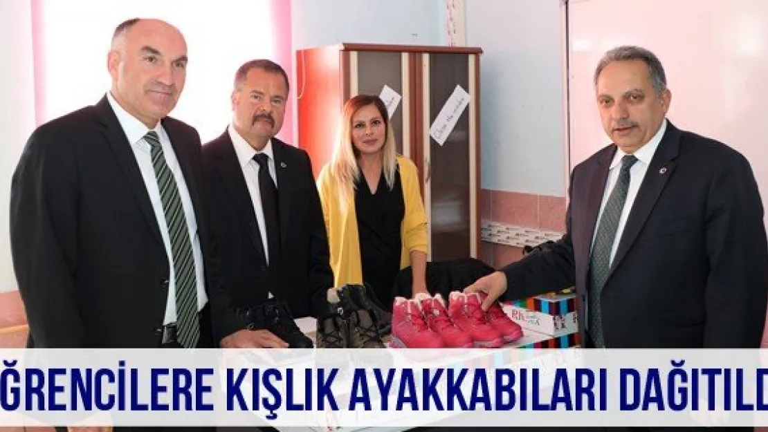 Öğrencilere kışlık ayakkabıları dağıtıldı