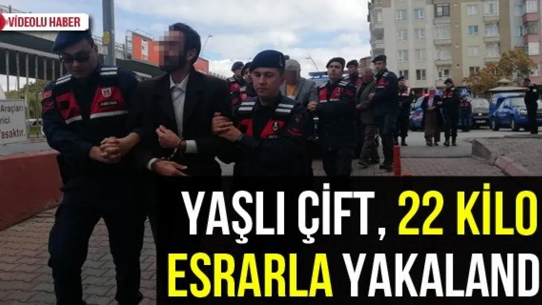 Yaşlı çift, 22 kilo esrarla yakalandı
