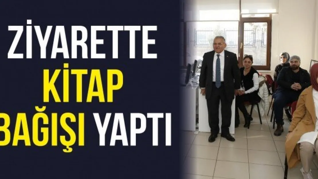 Ziyarette kitap bağışı yaptı