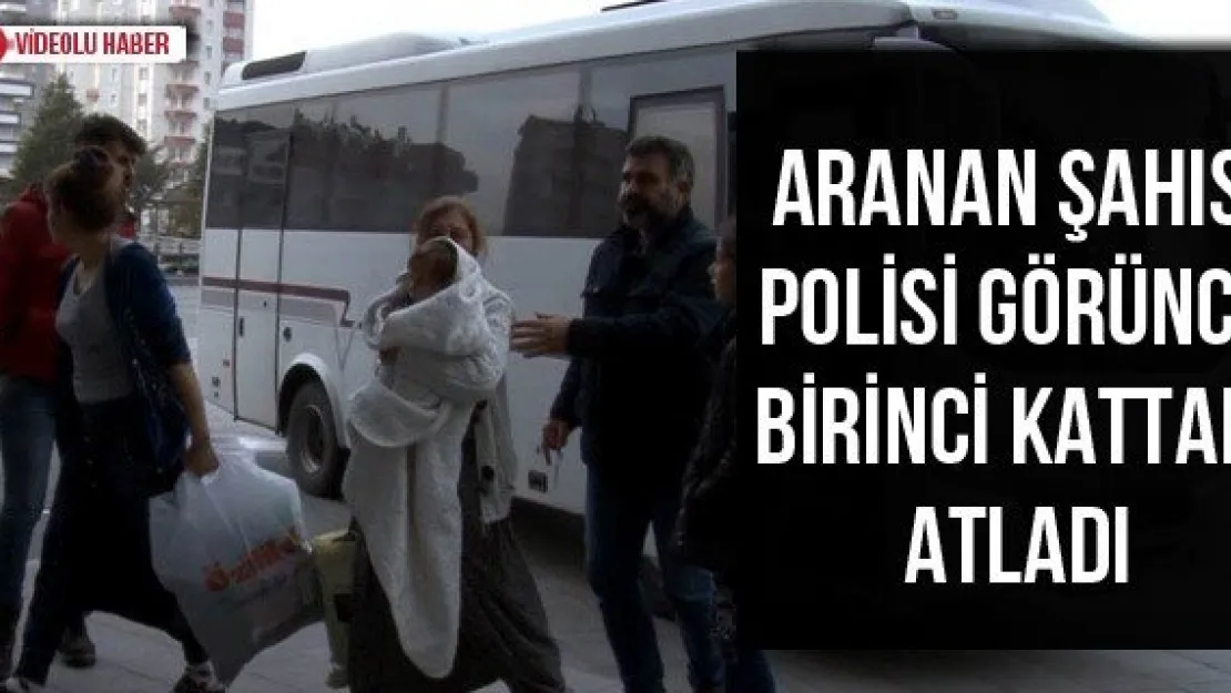 Aranan şahıs polisi görünce birinci kattan atladı