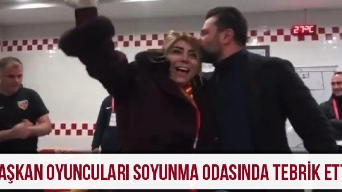 Başkan oyuncuları soyunma odasında tebrik etti