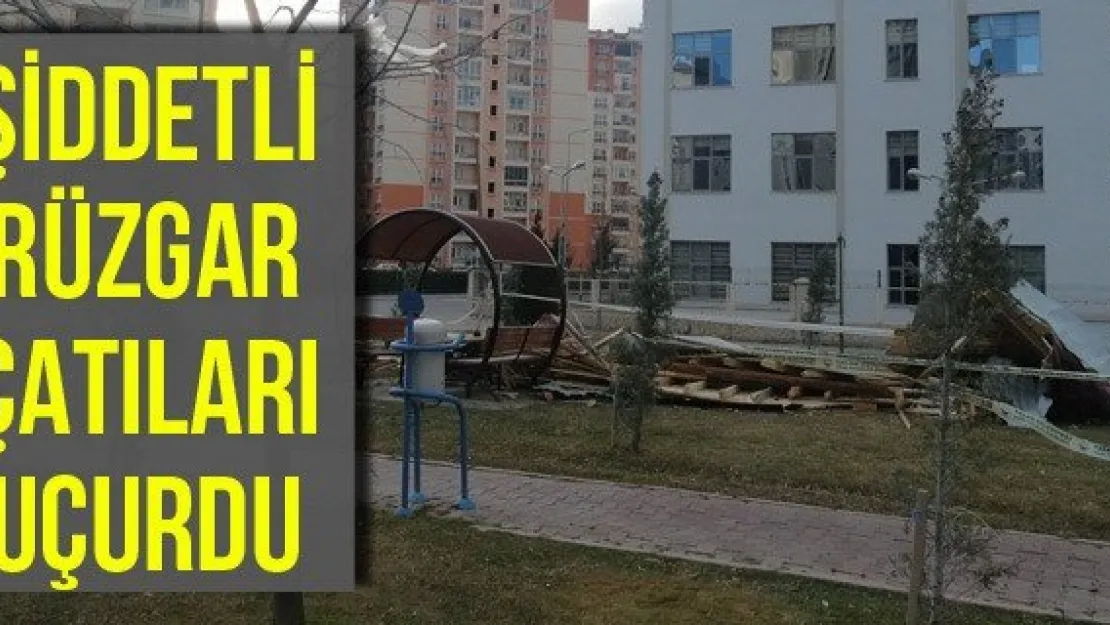 Şiddetli rüzgar çatıları uçurdu