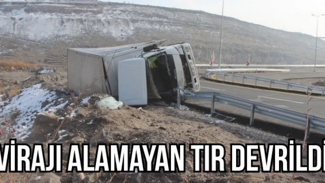 Virajı alamayan tır devrildi