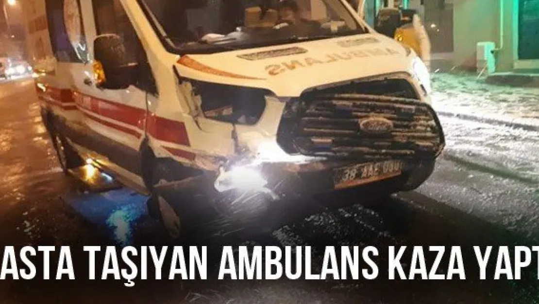 Hasta taşıyan ambulans kaza yaptı