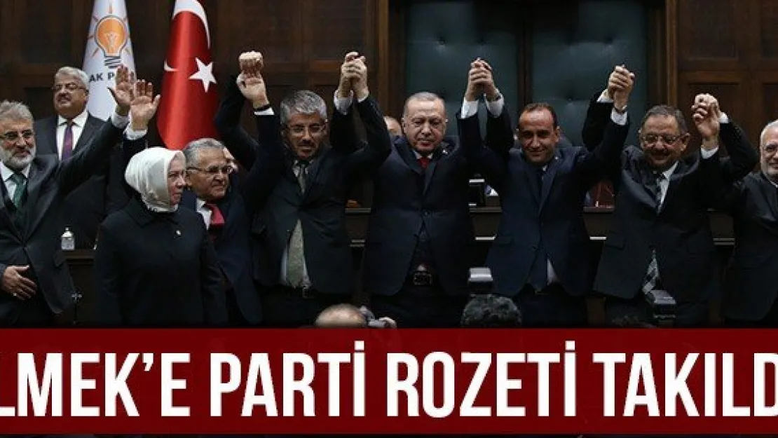 İlmek'e Parti Rozeti Takıldı