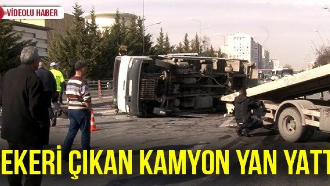Tekeri çıkan kamyon yan yattı