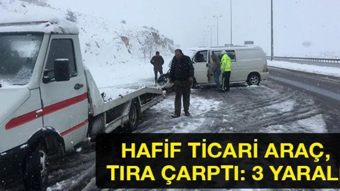 Hafif ticari araç, tıra çarptı: 3 yaralı