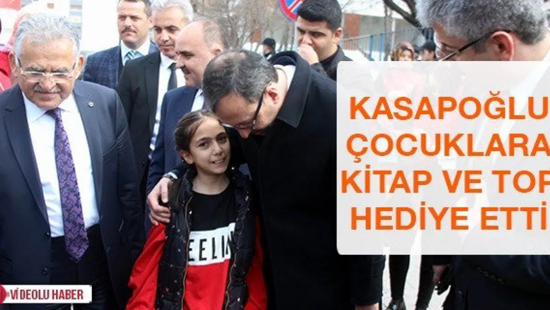 Kasapoğlu çocuklara kitap ve top hediye etti