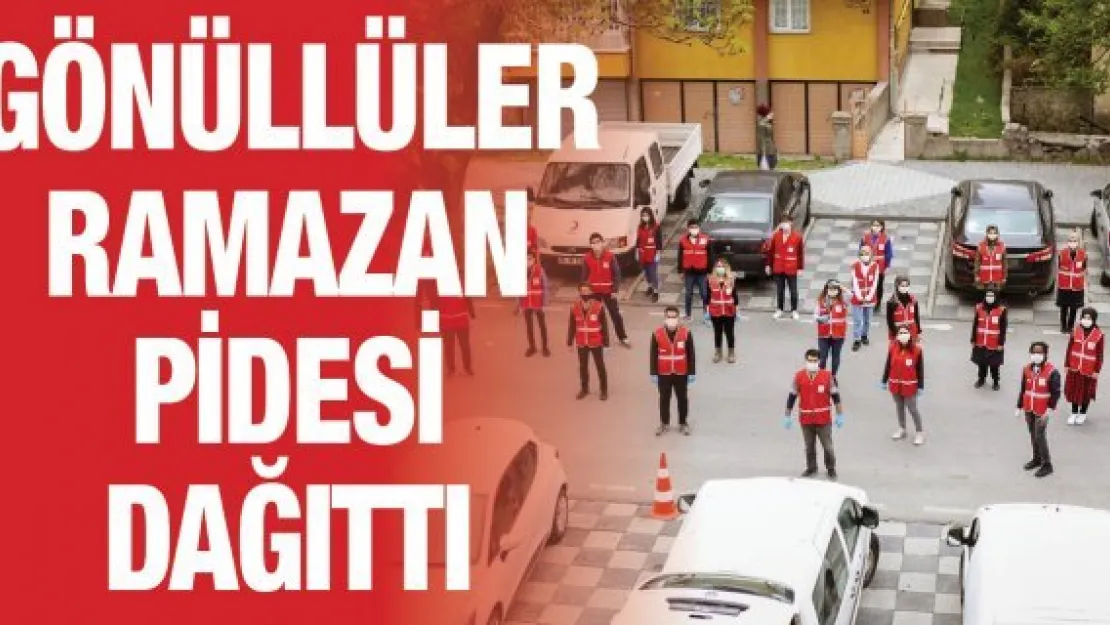 Genç gönüllüler Ramazan pidesi dağıttı