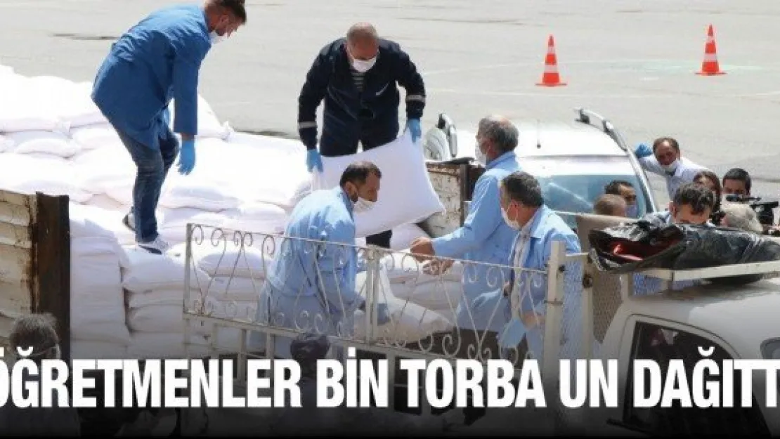 Öğretmenler bin torba un dağıttı