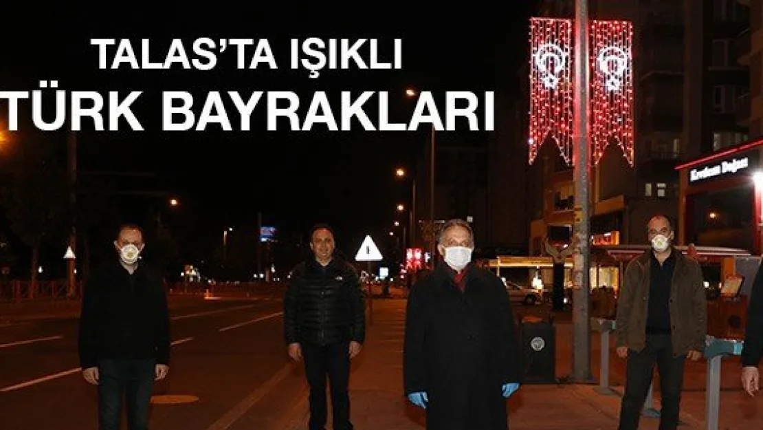 Talas'ta ışıklı Türk Bayrakları