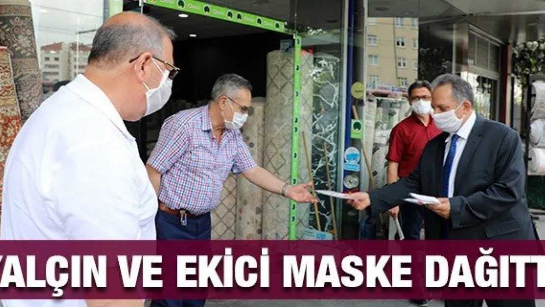 Yalçın ve Ekici maske dağıttı