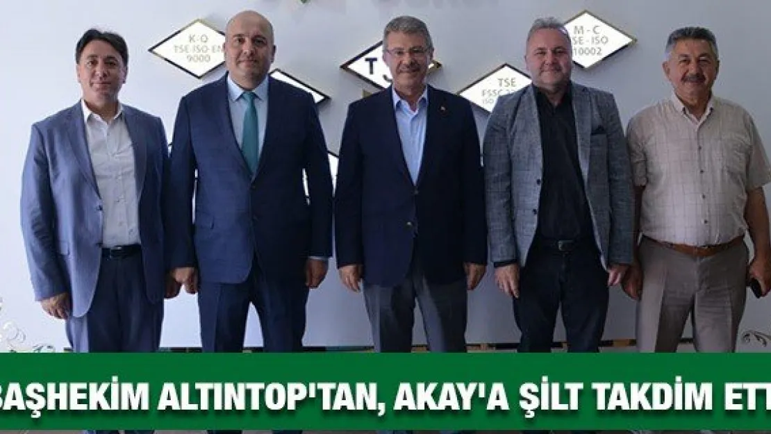 Başhekim Altıntop'tan, Akay'a şilt takdim etti