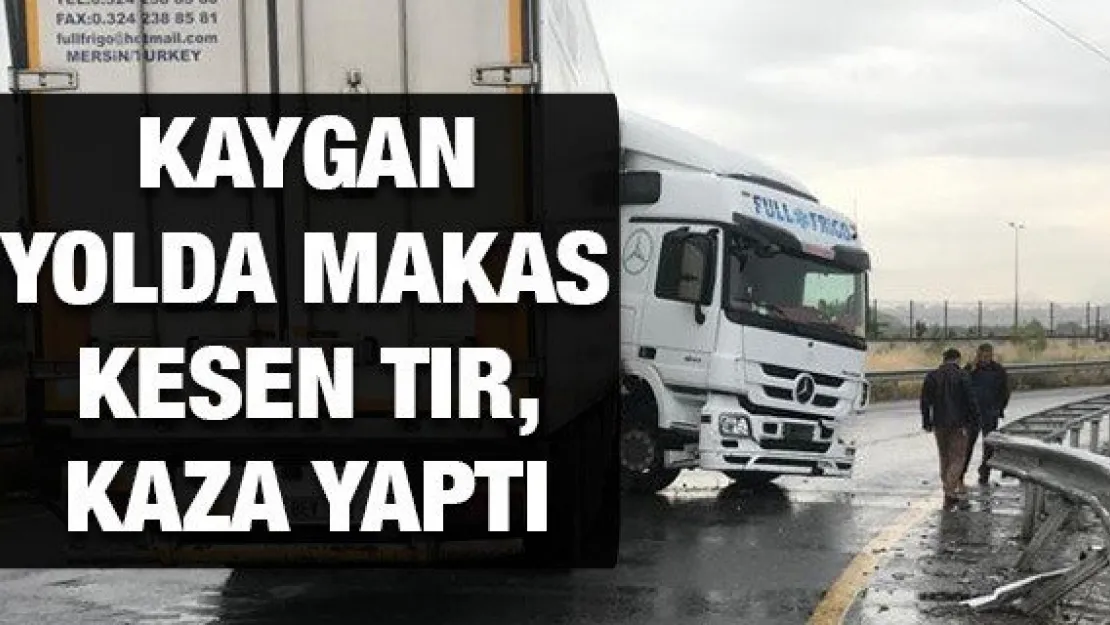 Kaygan yolda makas kesen tır, kaza yaptı